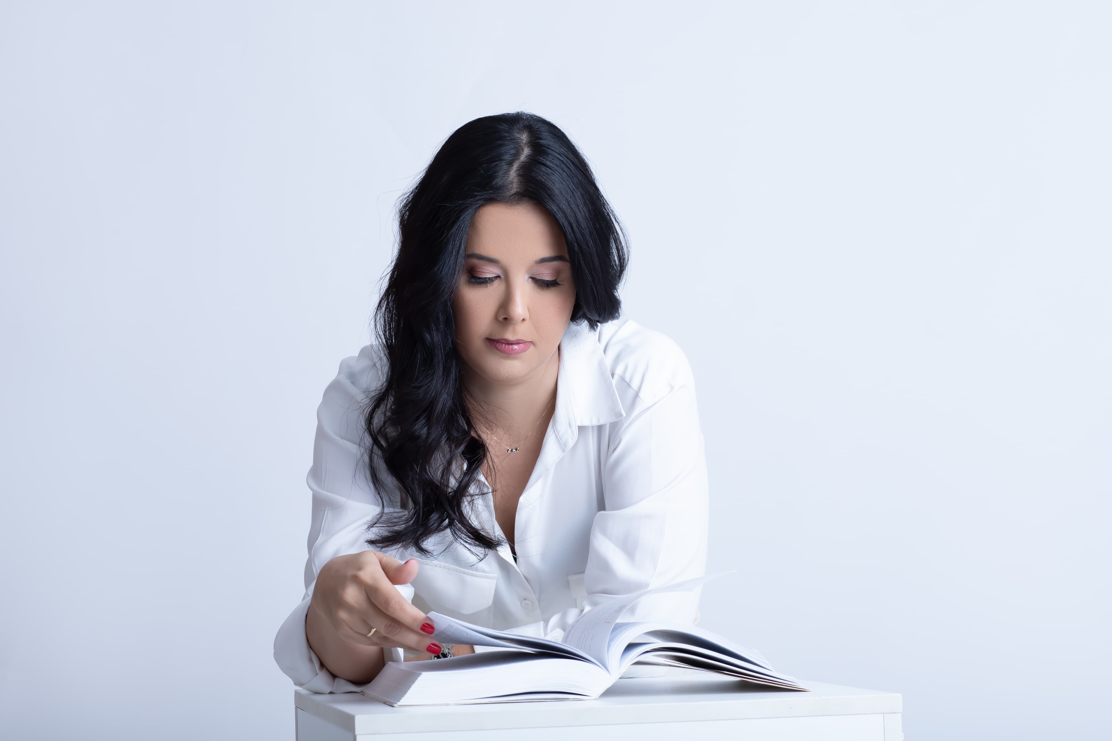 Daniella Barbosa em imagem editorial usada como divisor visual antes da explicação do acompanhamento